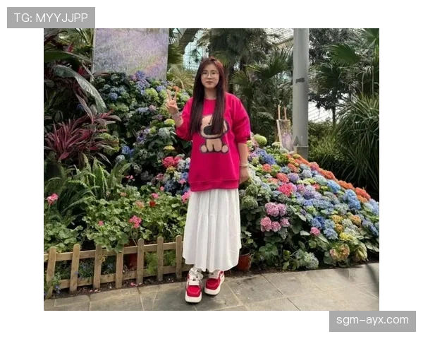 刘璇穿运动装逛街像明星，普通人根本搞不懂这自律啥意思